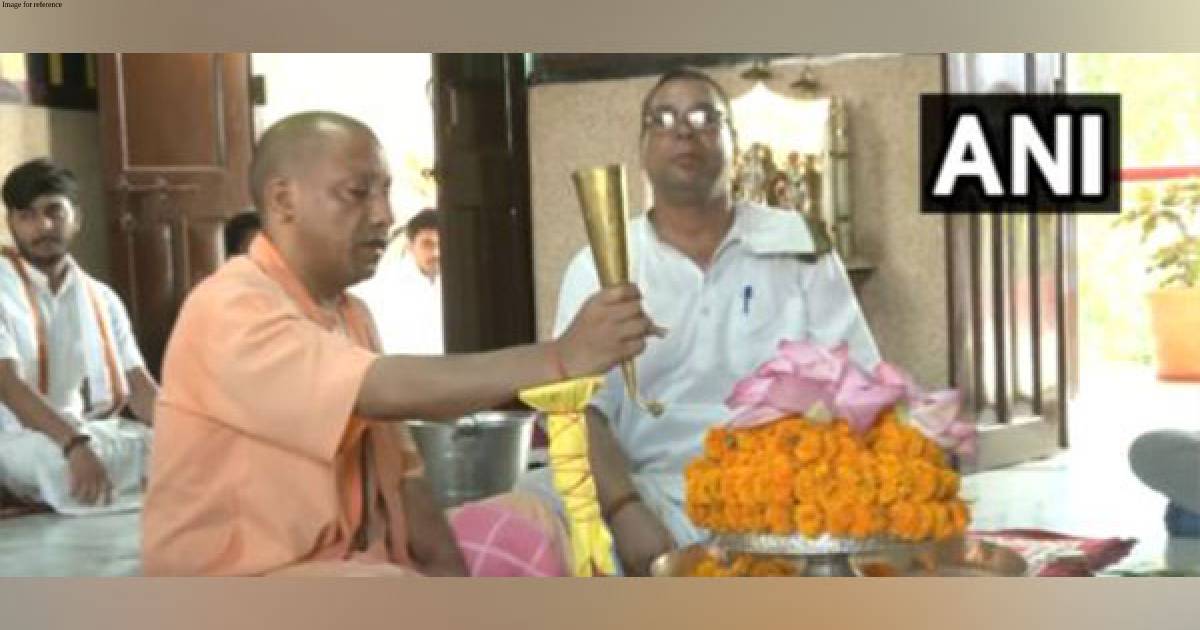UP: CM Yogi offers prayers at Goraknath temple on his birthday